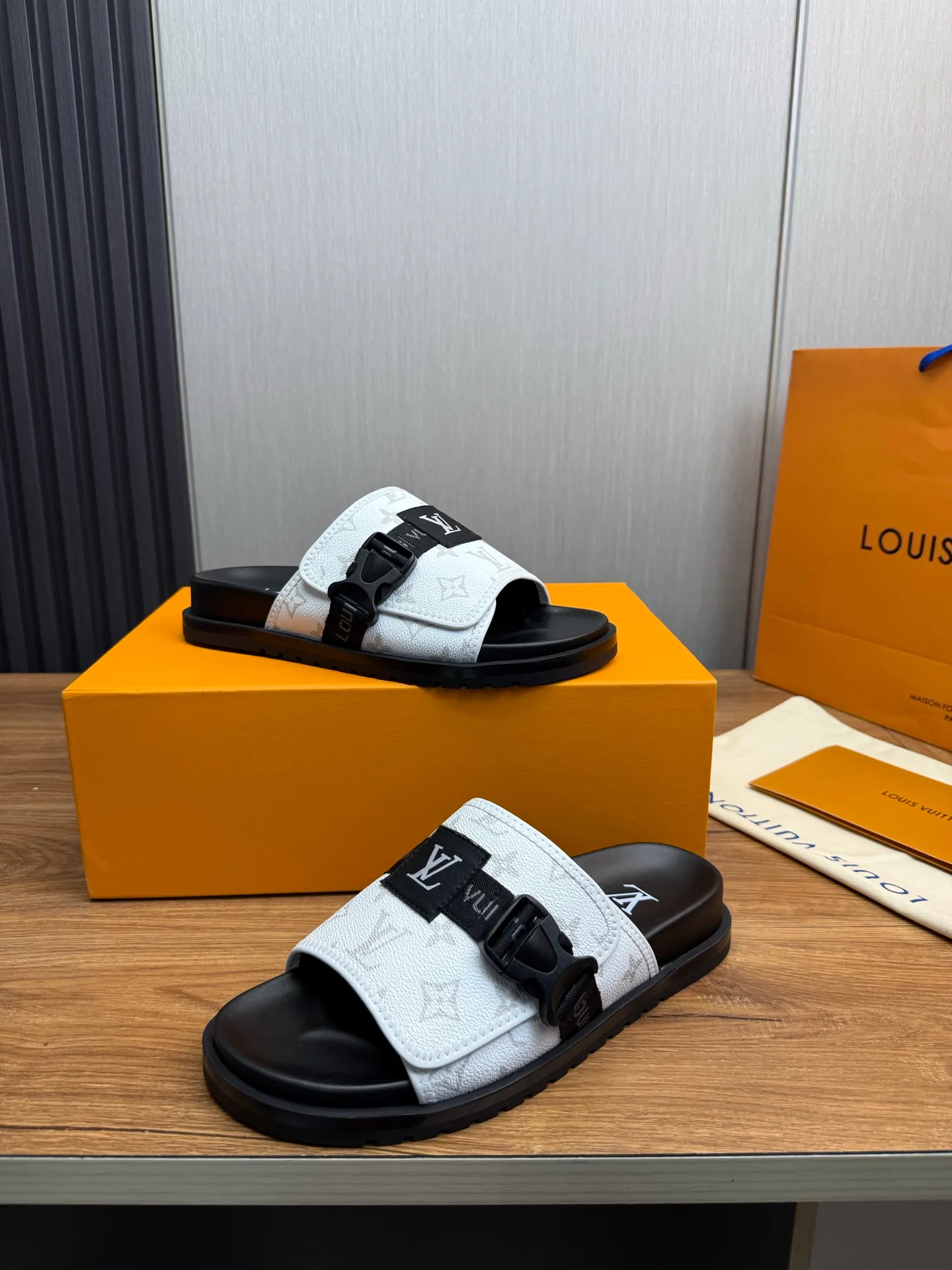 Men's shoes 💰320💰 Lv. hot selling men's slippers 🔥 🩴Official website one to one production 38-45 sizes 45 46 🉑️Customized!